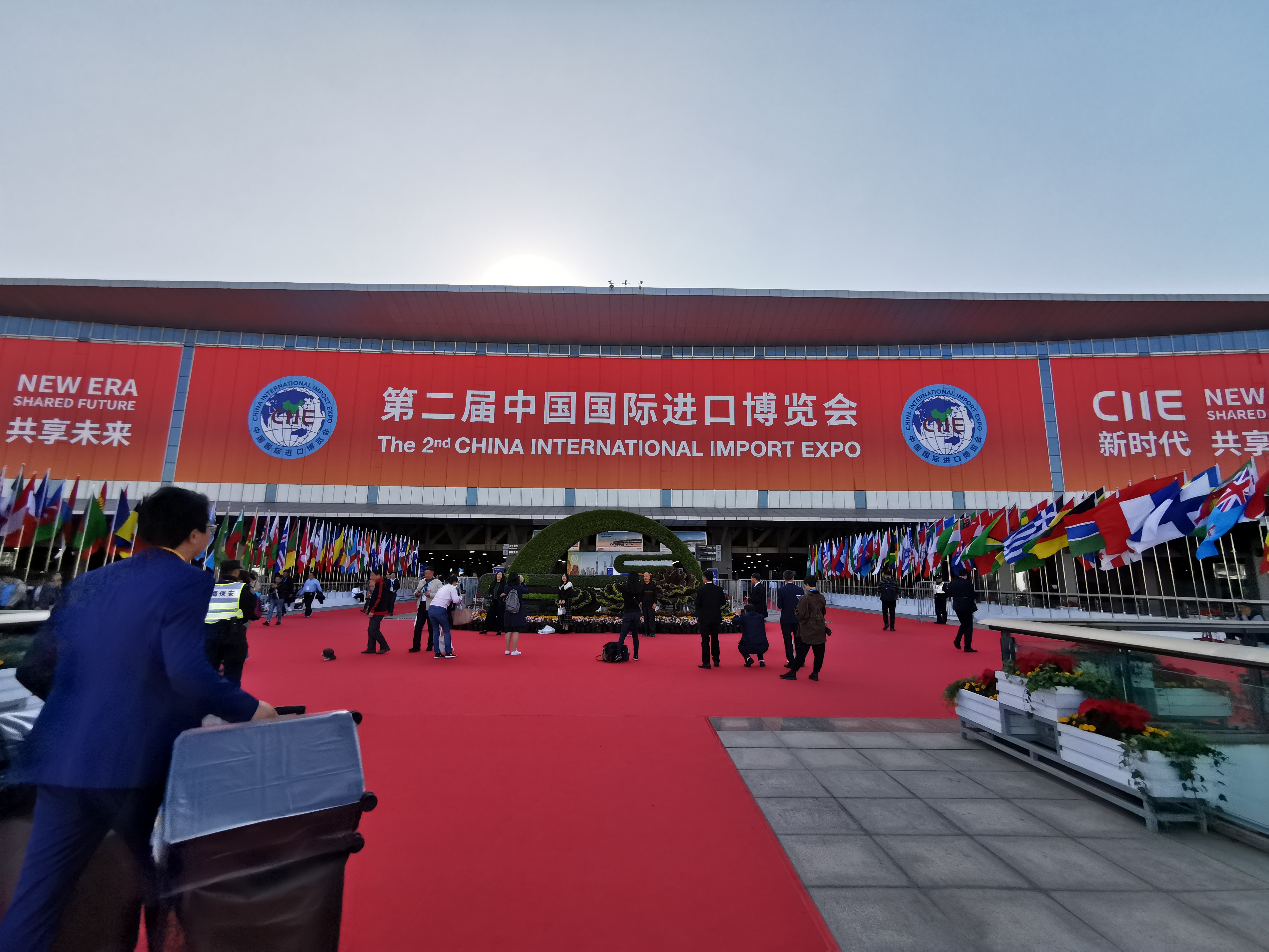 ＂合作、創(chuàng)新、共享＂話進博一一寶開董事長邢志文參觀進博并接受SMG記者采訪